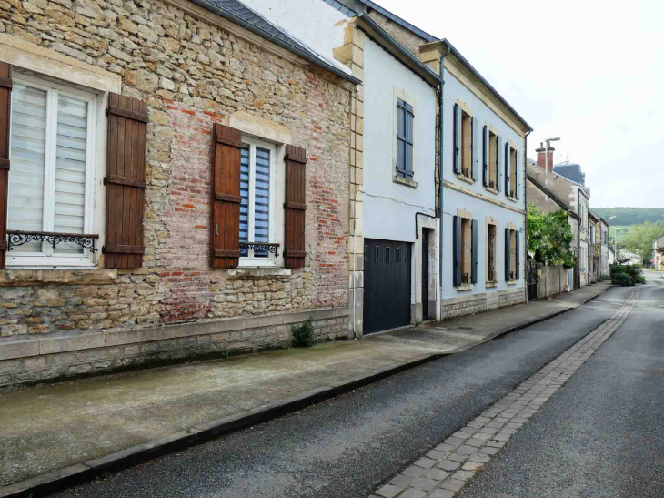 Une rue dans la ville - Prémery