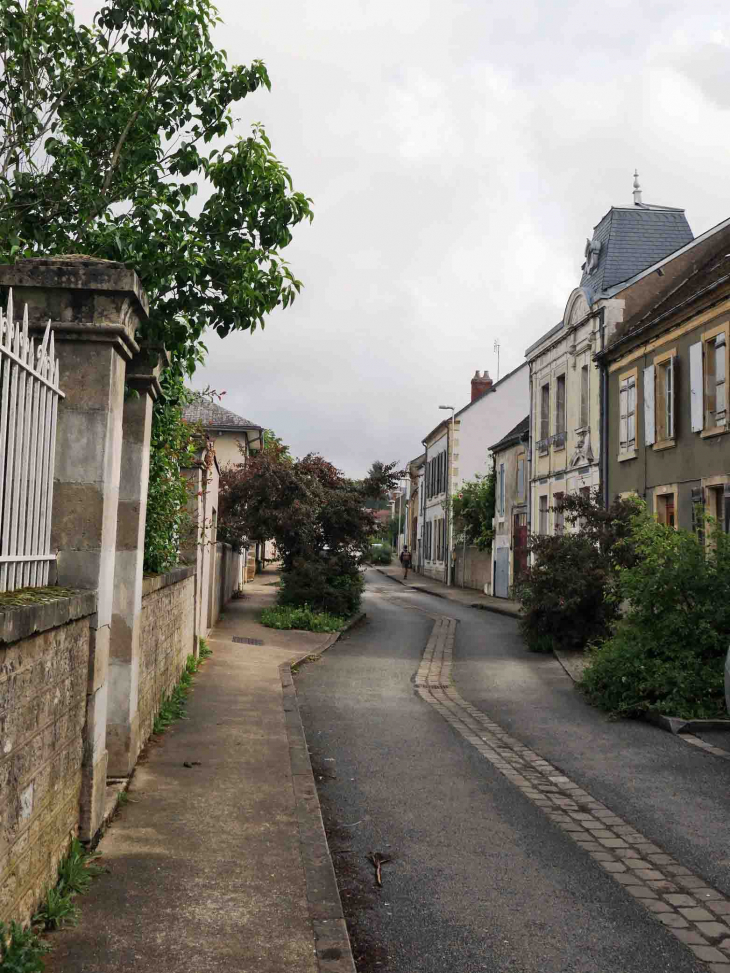 Une rue dans la ville - Prémery