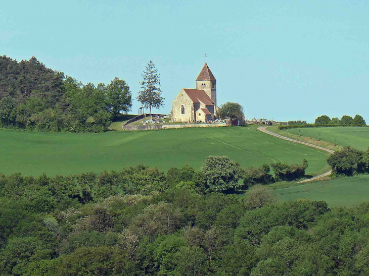 Chalvron : la chapelle Saint Roch vue du château de Bazoches - Saint-Aubin-des-Chaumes