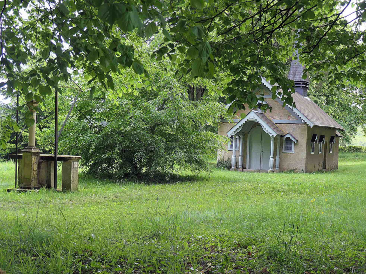 La chapelle Notre Dame du Charme : la croix, le charme, la chapelle - Saint-Bonnot