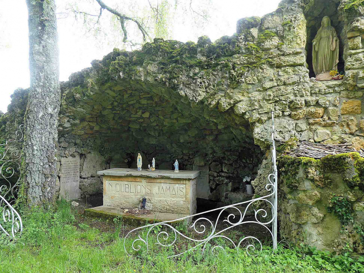 L'a chapelle Notre Dame du Charme : la grotte - Saint-Bonnot