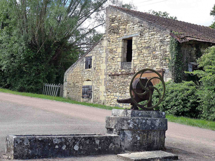 Pompe à eau dans le village - Saint-Didier