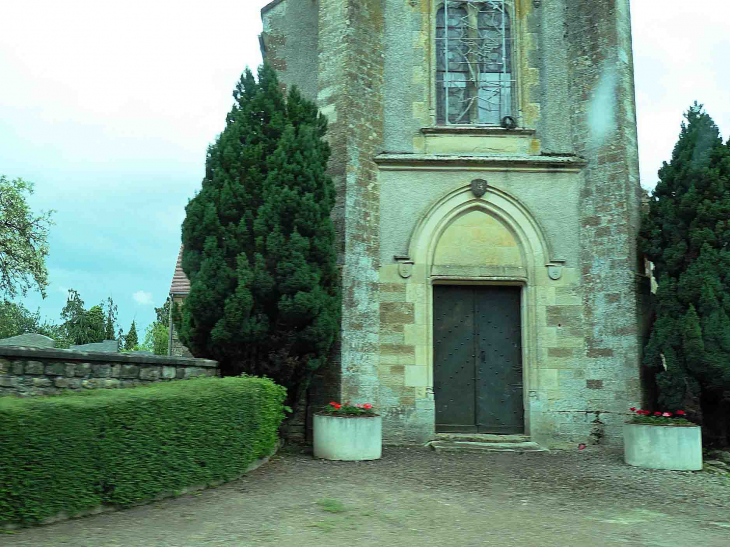 L'entrée de l'église - Saint-Jean-aux-Amognes