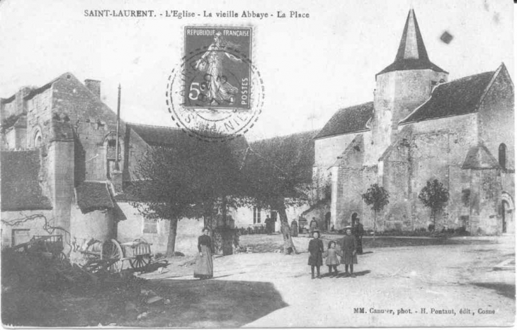 La place de l'église vers 1911 - Saint-Laurent-l'Abbaye