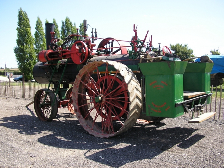 Tracteur ancien au musée de la machine agricole - Saint-Loup