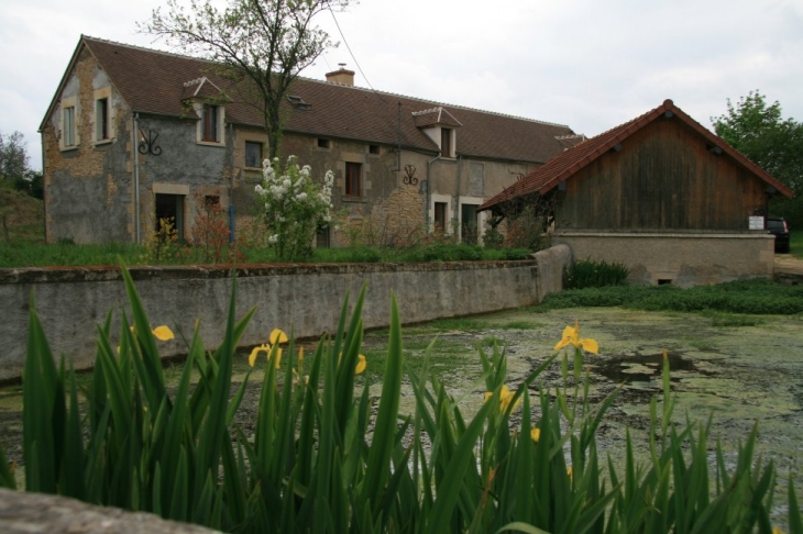 Saint-Malo-en-Donziois Les Carres Lavoir