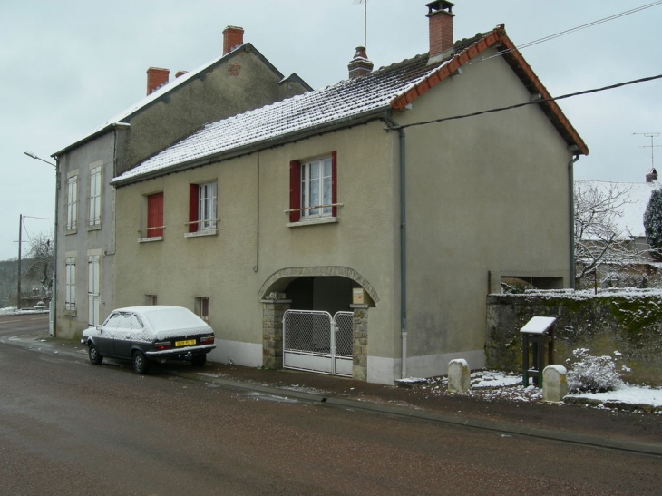 St reverien maison a coté de la fontaine - Saint-Révérien