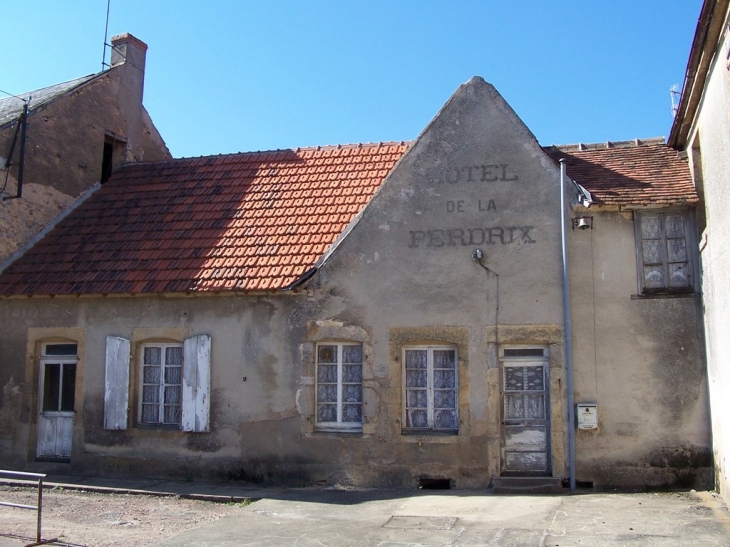 Hôtel de la Perdrix - Saint-Révérien