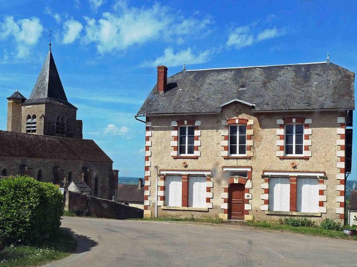 Dans le village vers l'église - Saizy