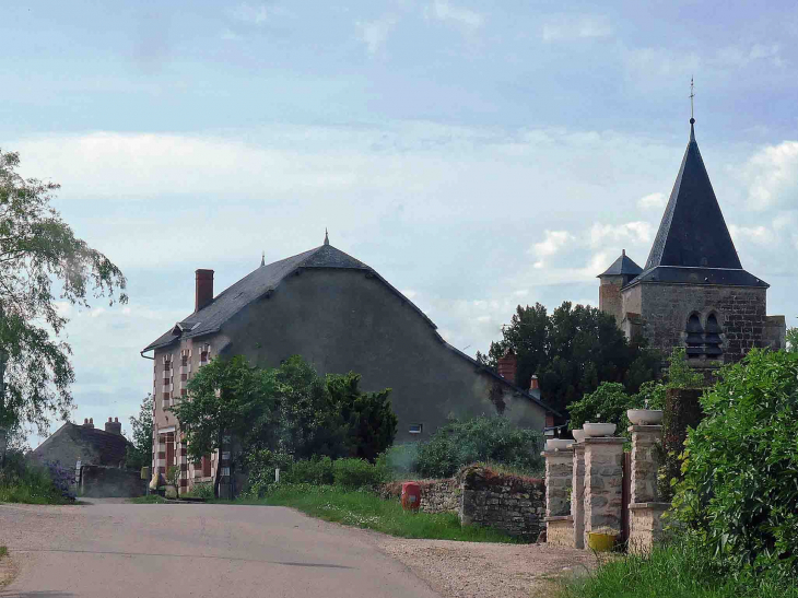 Vue sur le village et son église - Saizy