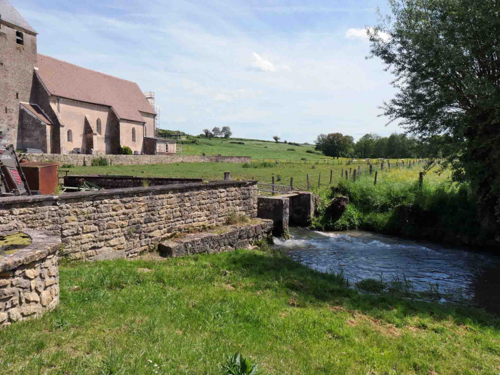 Le bief près de l'église - Teigny