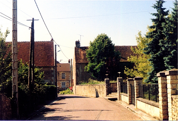 Rue de l'Église, vers la rue des Dames; sur la droite: marches conduisant au Parvis de l'église - Trucy-l'Orgueilleux