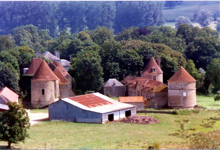 Le château des Créneaux, ses tours et dans la verdure, la Maison de Maîtres - Trucy-l'Orgueilleux