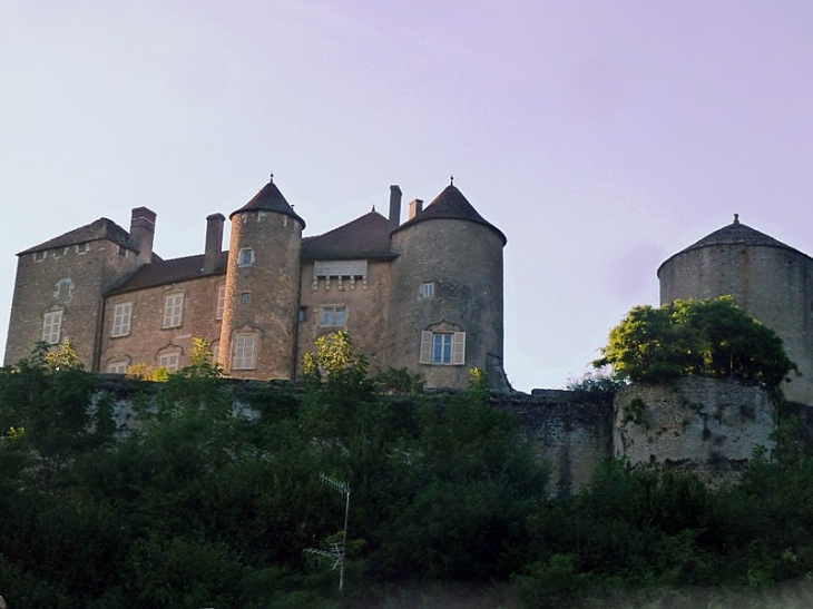La façade du château - Berzé-le-Châtel