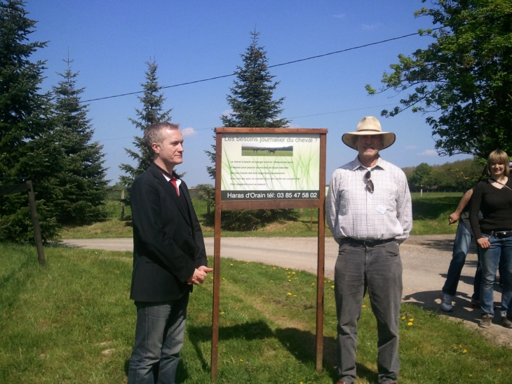 Inauguration parcours éductatif sur l'élevage de chevaux en présence de Monsieur le Maire de Bey et le propriétaire