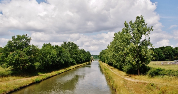 Le canal - Bourg-le-Comte