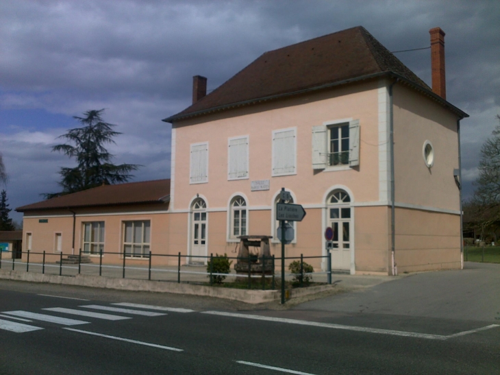 Salle des fetes Marcel Mathy et en bout à gauche,la Mairie - Brienne