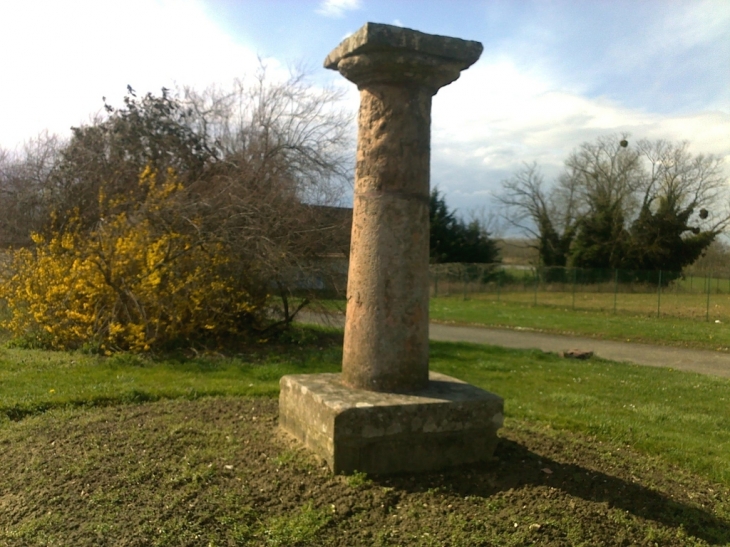 Colonne qui indiquait les directions à l'epoque - Brienne