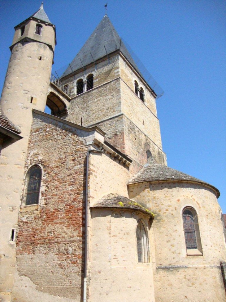 Buxy (71390) les deux tours de l'eglise