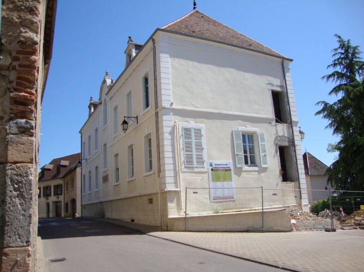 Buxy (71390) mairie en restauration (2010) 