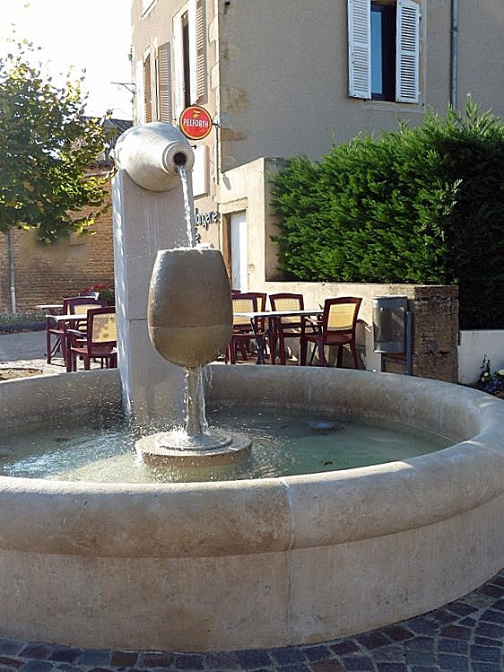 Fontaine hommage au vin et publicité pour la bière - Chaintré