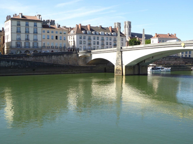 Le pont Saint Laurent, les quais et la cathédrale - Chalon-sur-Saône