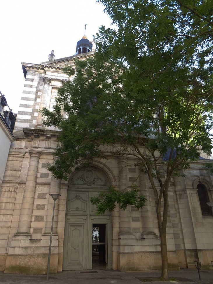 Une entrée de l'église Saint Pierre - Chalon-sur-Saône