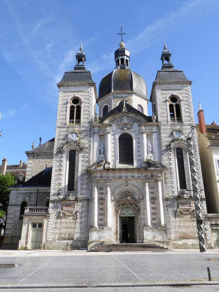 La façade de l'église Saint Pierre - Chalon-sur-Saône