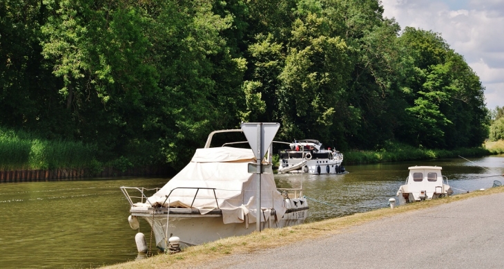 Le canal - Chambilly