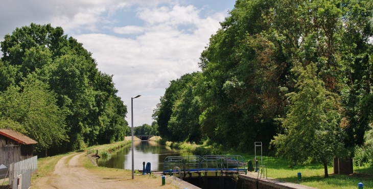 Le canal - Chambilly