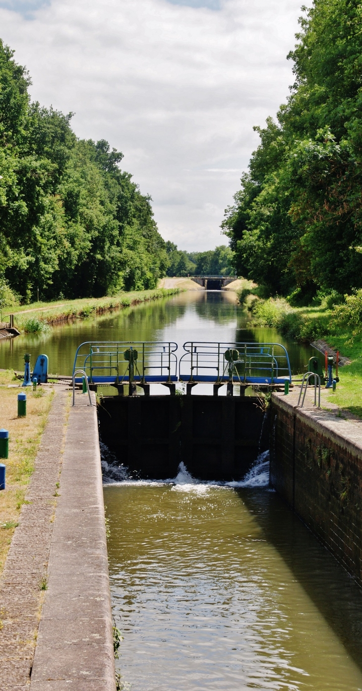 Le canal - Chambilly