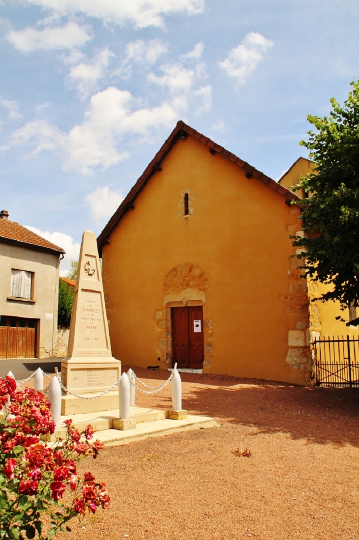 Monument-aux-Morts et l'église St Maurice - Charrecey