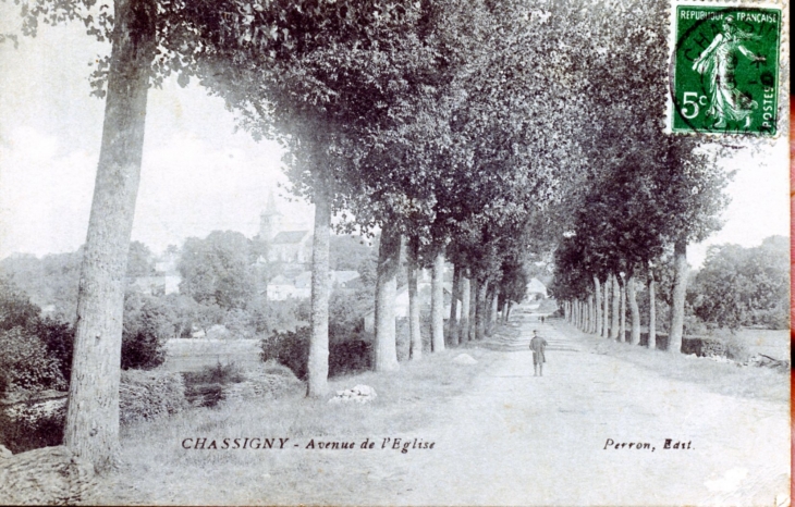 Avenue de l'église, vers 1912 (carte postale ancienne). - Chassigny-sous-Dun