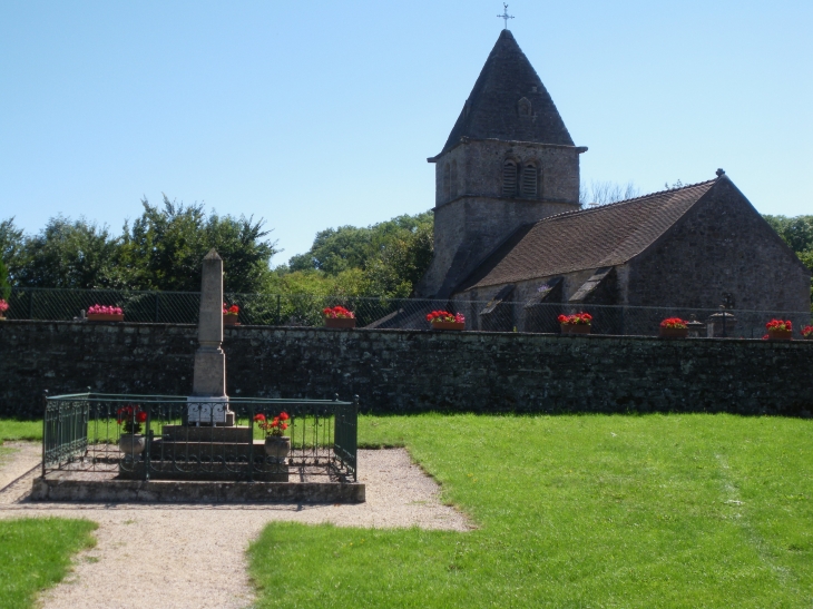 L' Eglise et le Monument aux Morts - Châtel-Moron
