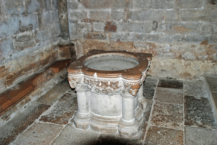 Dans l'église Notre - Dame l'ancien bénitier de l'église Saint Marcel - Cluny