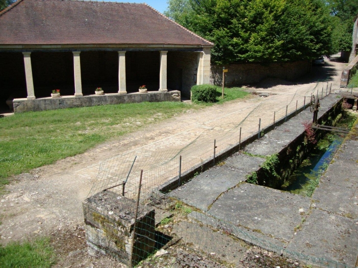 Cortevaix (71460) lavoir et fontaine