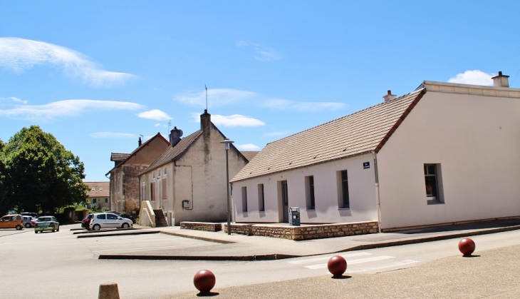 Le Village - Demigny