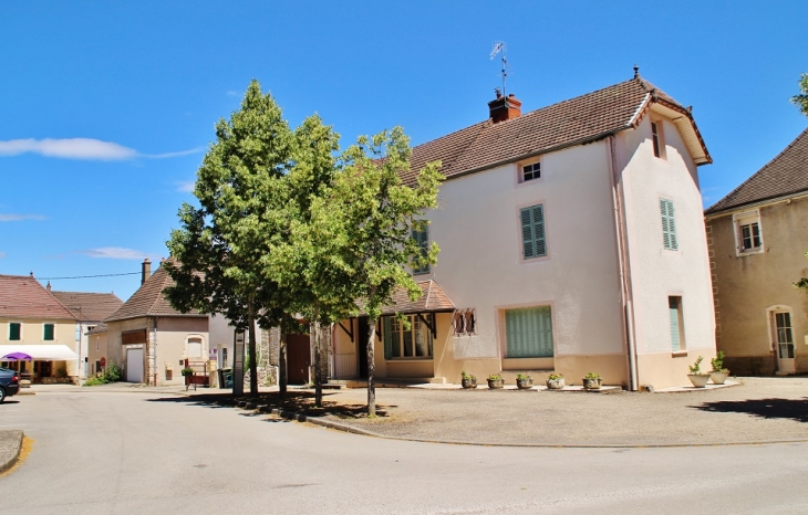 Le Village - Demigny