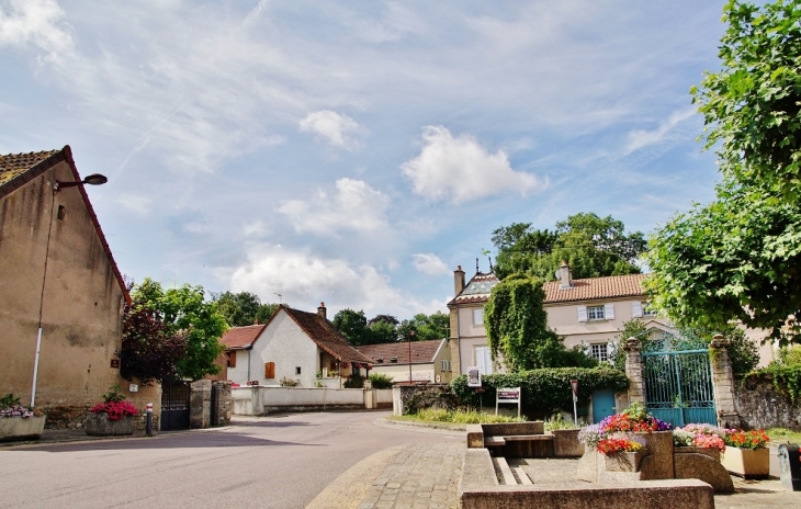 Le Village - Dennevy