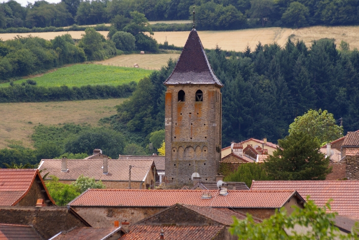 Donzy-le-Pertuis. Le clocher roman.