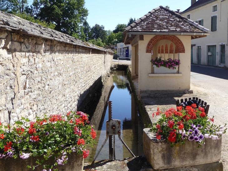 Le lavoir du Moulin - Fontaines