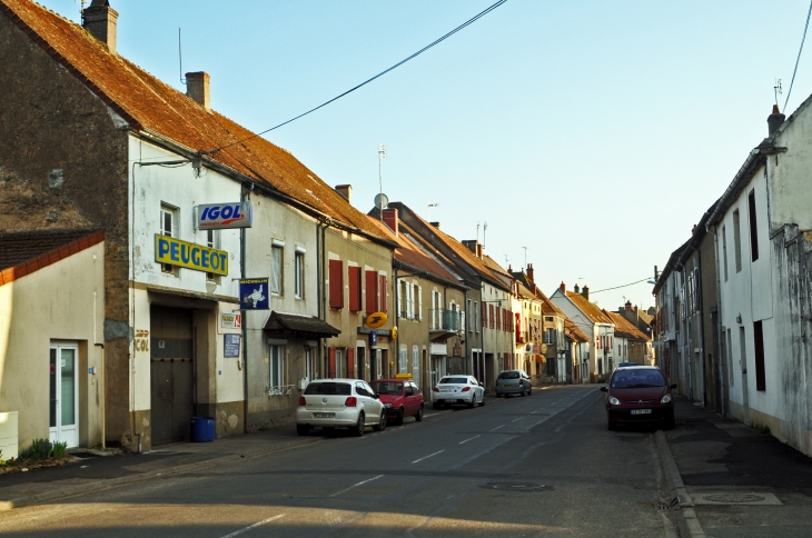 Entrée du village en venant de genouilly.  ( J.M. Mullot) - Joncy