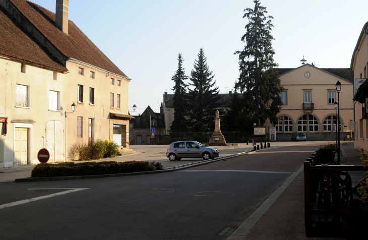 La place centrale ( J.M. Mullot ) - Joncy