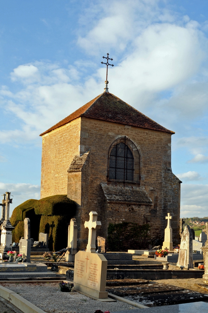 Dans le cimetière la chapelle de l'ancienne église romane. ( J.M. Mullot ) - Joncy