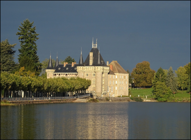 Le château de La Clayette sur fond d'orage