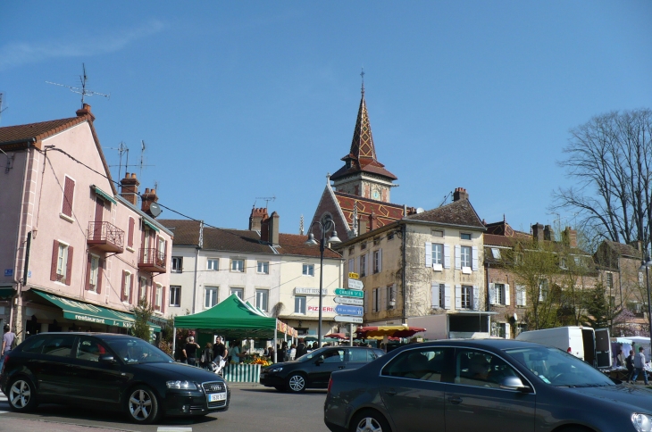 Le clocher en tuiles vernissées  - Louhans