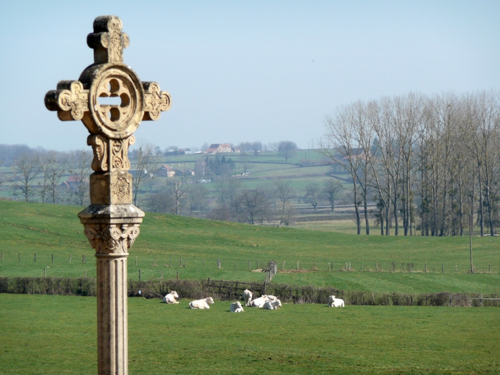 Un des calvaires du Bourg - Lugny-lès-Charolles