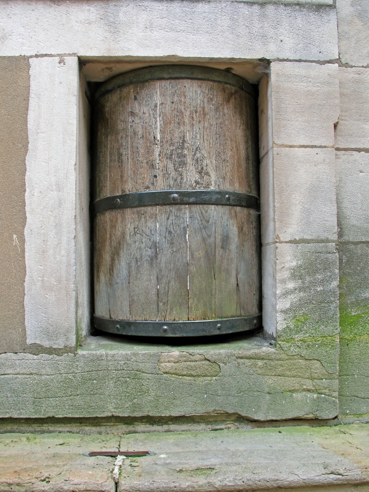 La tour d'abandon de l'hospice de la charité à Macon. Tourniquet installé dans l’enceinte d’un hospice où l’on pouvait placer un bébé que l’on voulait abandonner. - Mâcon