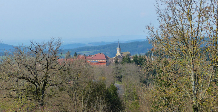 Montmelard vu depuis la route de St Cyr