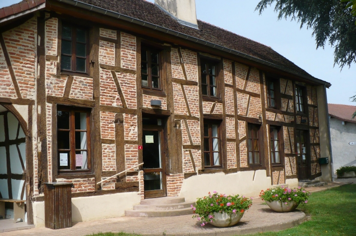 La bibliothèque - Montpont-en-Bresse